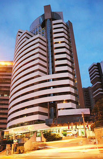 Fachada do Blue Tree Hotel em Fortaleza ao entardecer